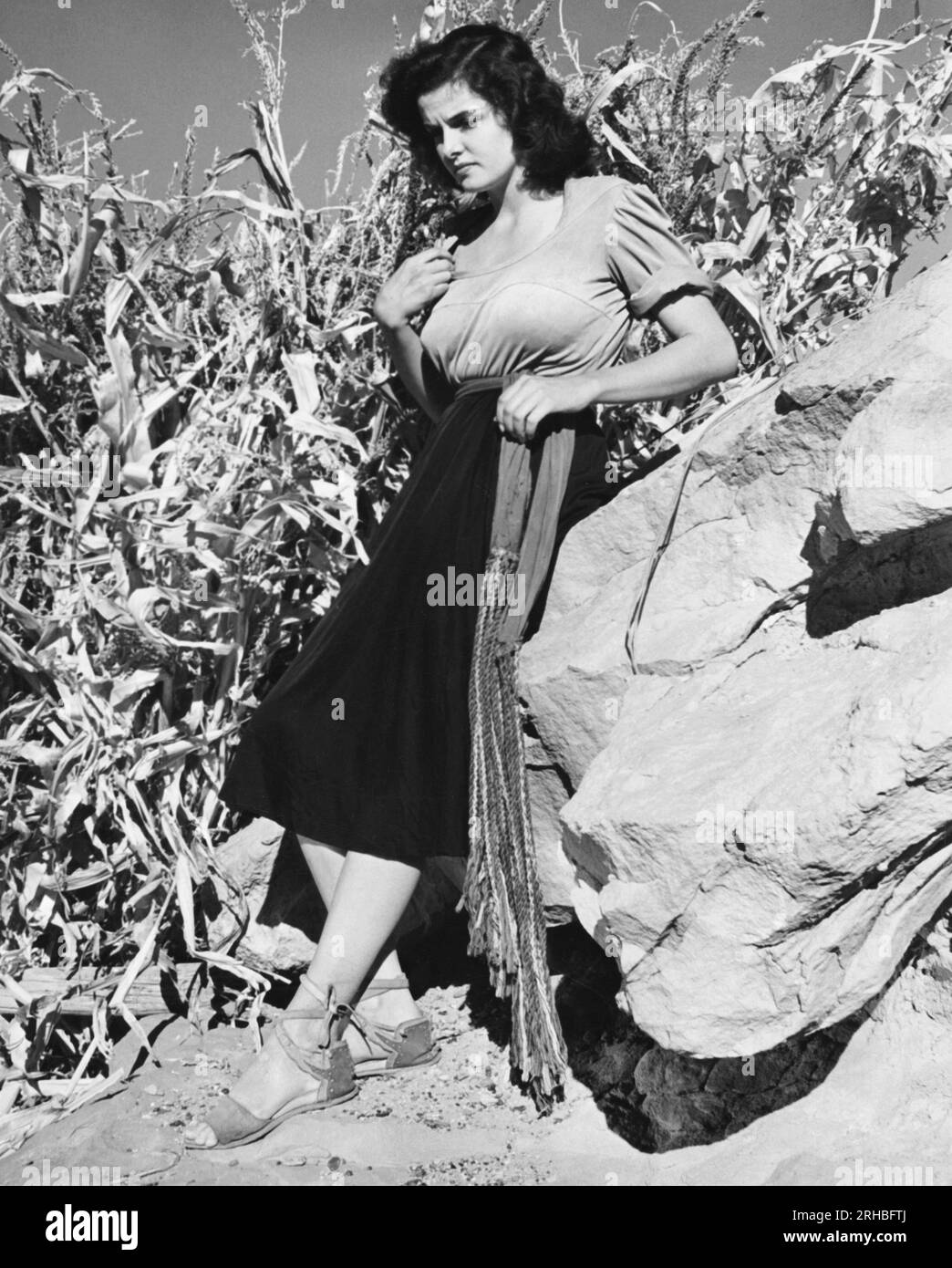 Hollywood, Californie : 1943 l'actrice Jane Russell dans une scène du film réalisé par Howard Hughes 'The Outlaw'. Banque D'Images