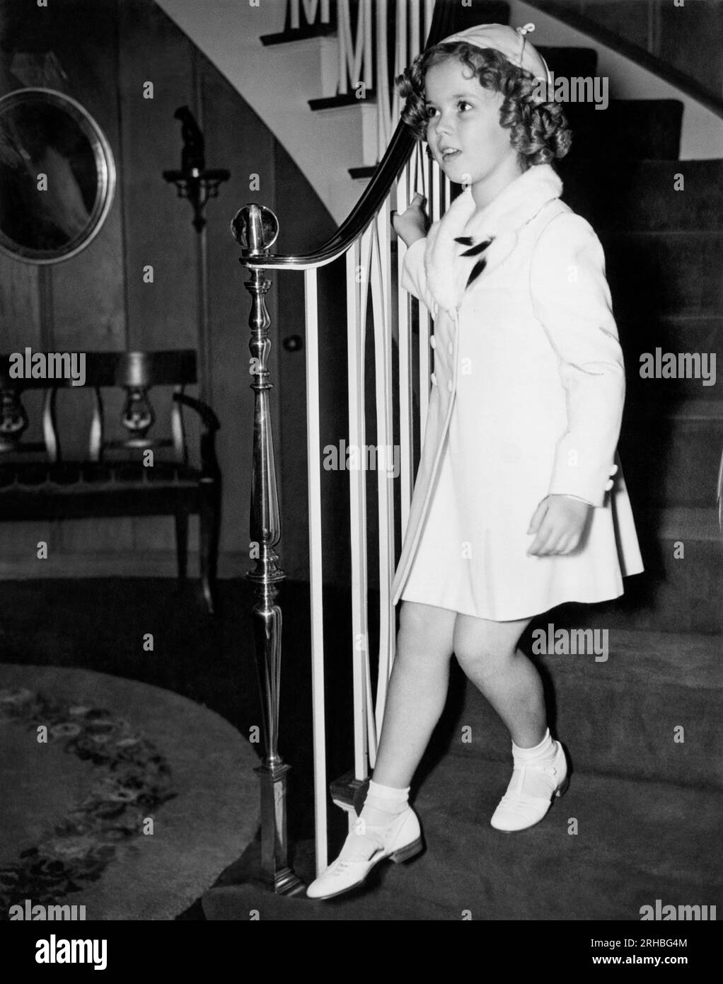 Los Angeles, Californie : juillet, 1937 enfant actrice et star de cinéma Shirley Temple à neuf ans descendant un escalier. Banque D'Images