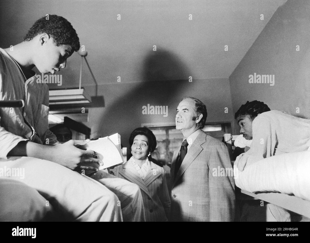 New York, New York : 12 juin 1972 le candidat démocrate à la présidence George McGovern et Coretta King discutent avec des patients de l'unité de désintoxication United Harlem Drug Fighters à l'hôpital Harlem. Banque D'Images