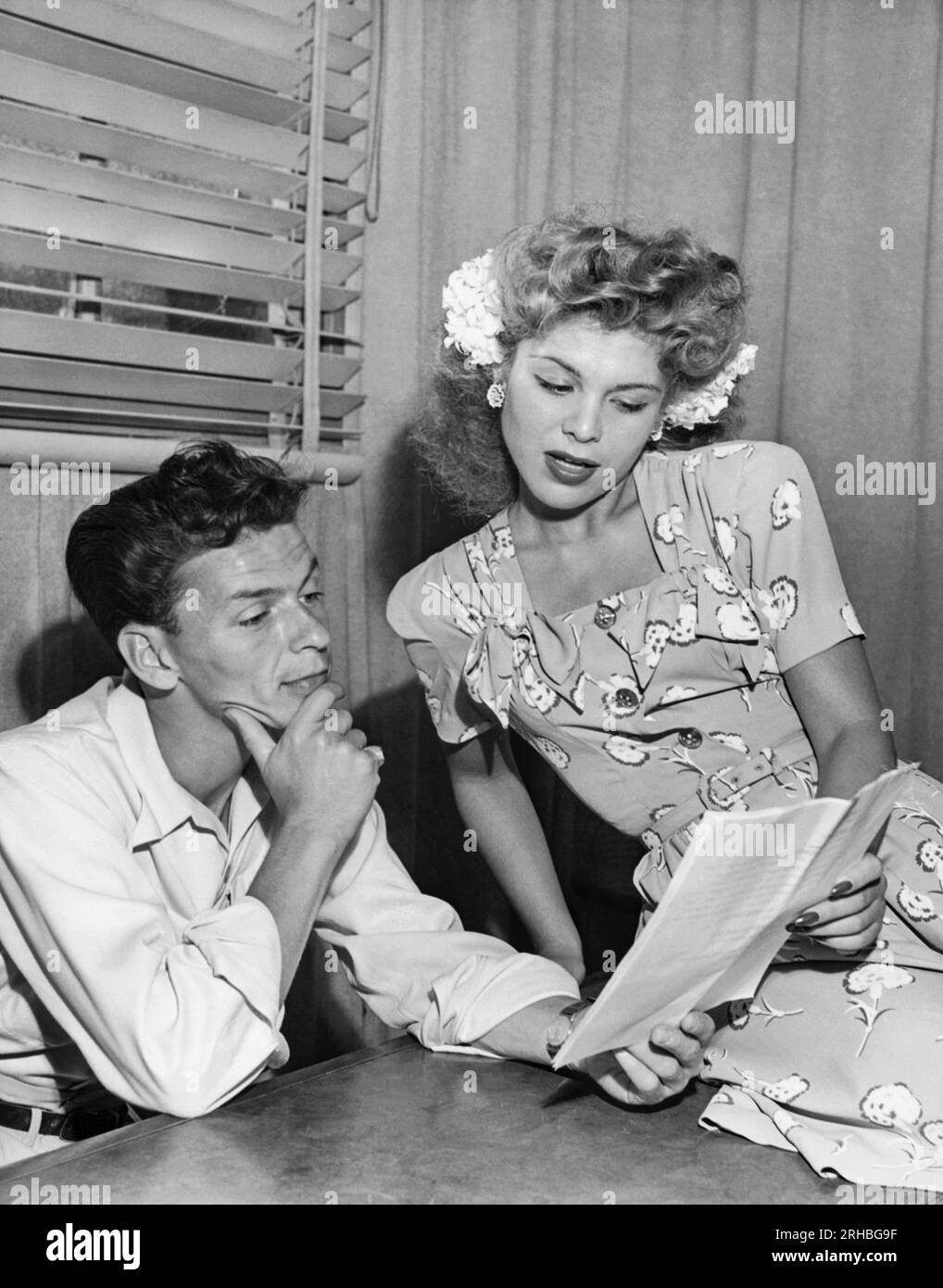 États-Unis : c. 1950 chanteurs Frank Sinatra et Eileen Barton qui lisent ensemble une partition musicale. Banque D'Images