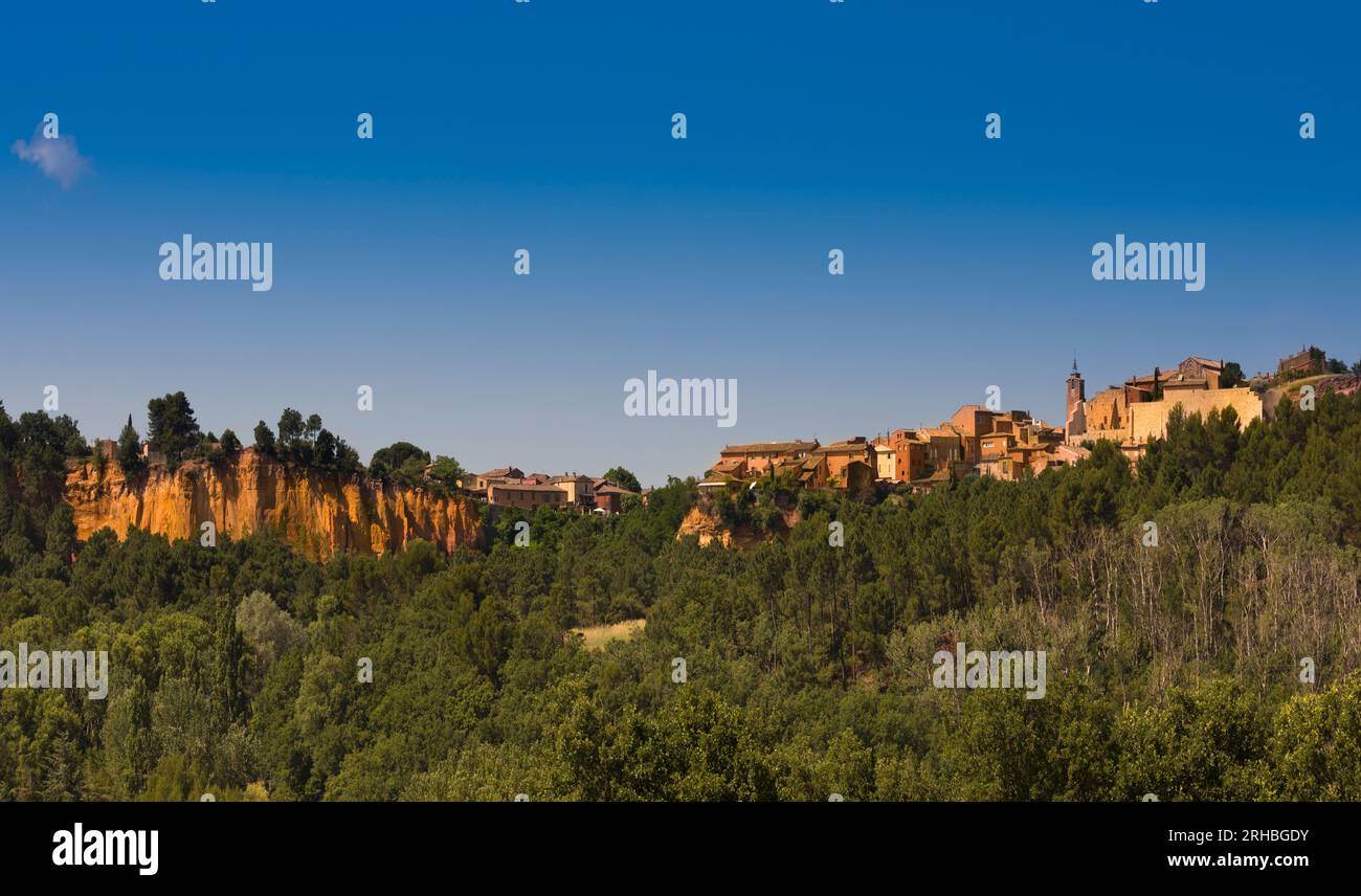 Vue sur Roussillon avec falaises ocres. Vaucluse, Provence, France Banque D'Images