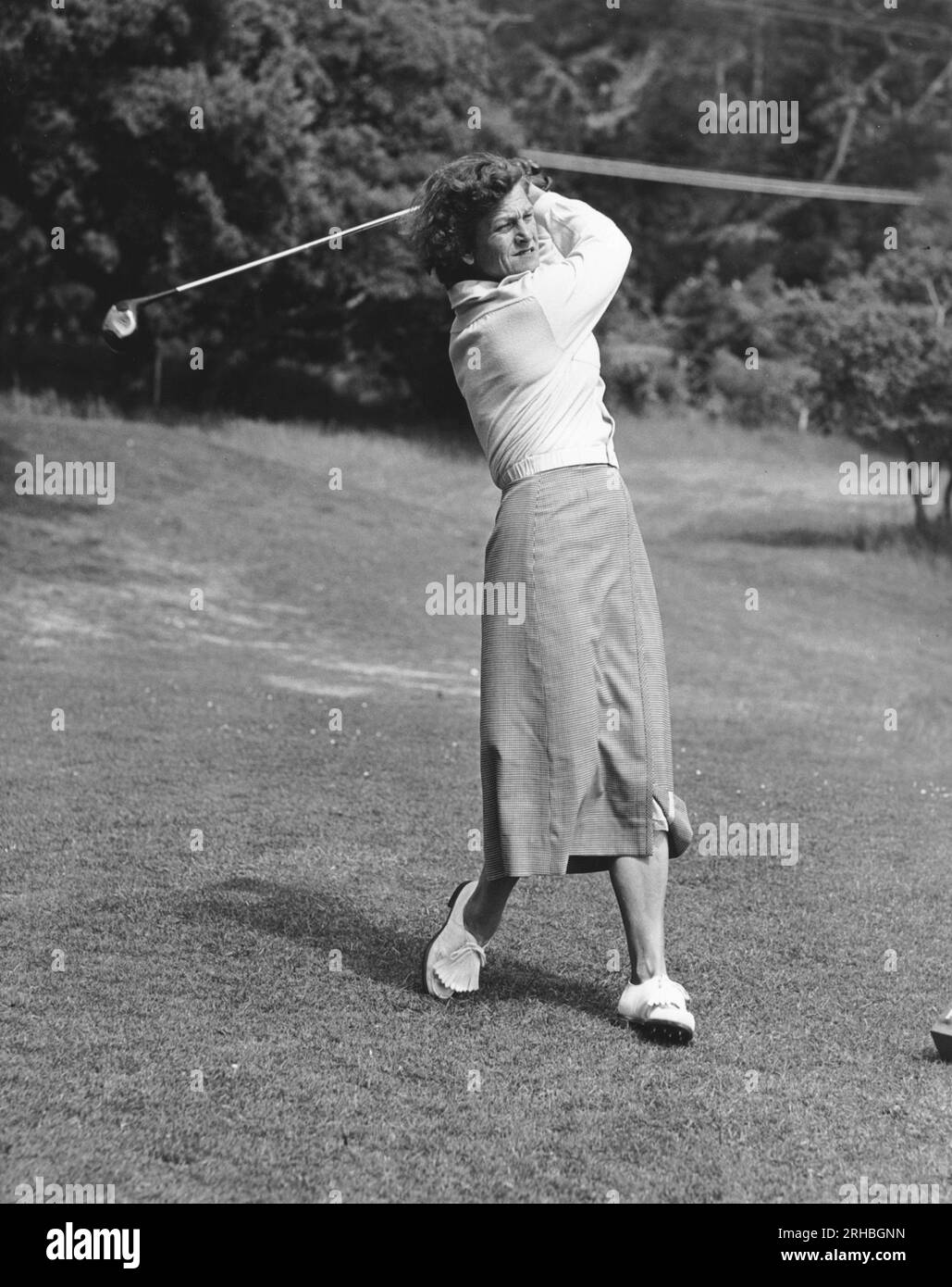 Pebble Beach, Californie : c. 1949 Babe Didrikson à la fin d'un swing de club de golf. Banque D'Images
