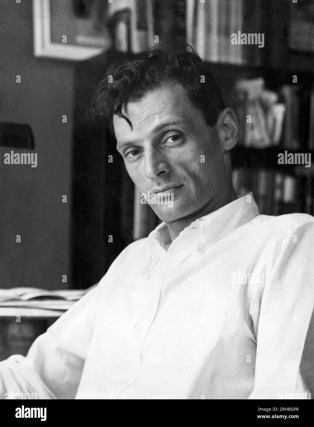 New York, New York : mai, 1949 Portrait du dramaturge Arthur Miller, qui a remporté le prix Pulitzer de théâtre en 1949 pour sa pièce, «mort d'un vendeur». Banque D'Images