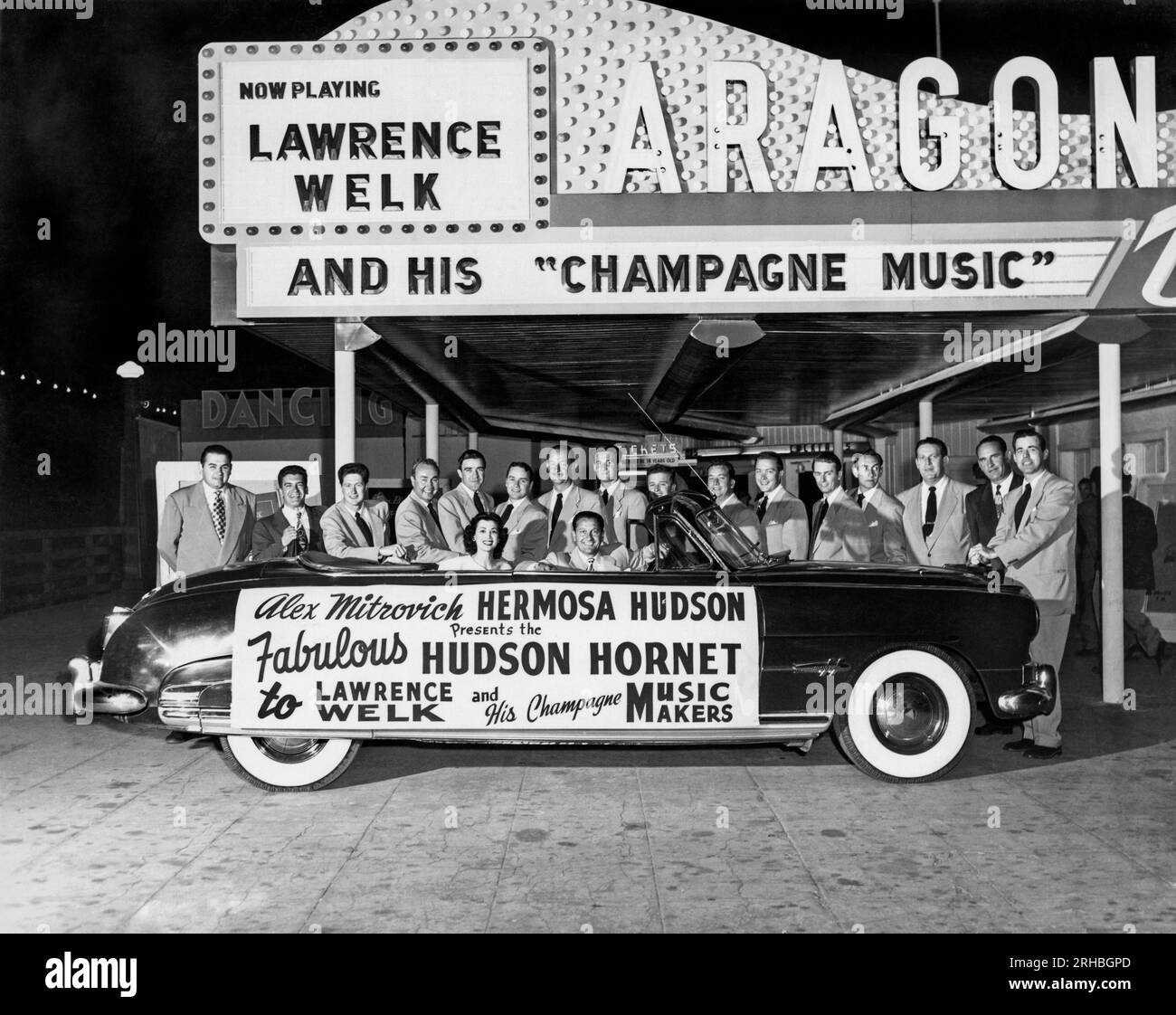 Santa Monica, Californie : 1951. Lawrence Welk et son nouveau Hudson Hornet, à la salle de bal Aragon sur Lick Pier à Santa Monica, qui a accueilli sa nouvelle émission télévisée hebdomadaire, « The Lawrence Welk Show ». Banque D'Images