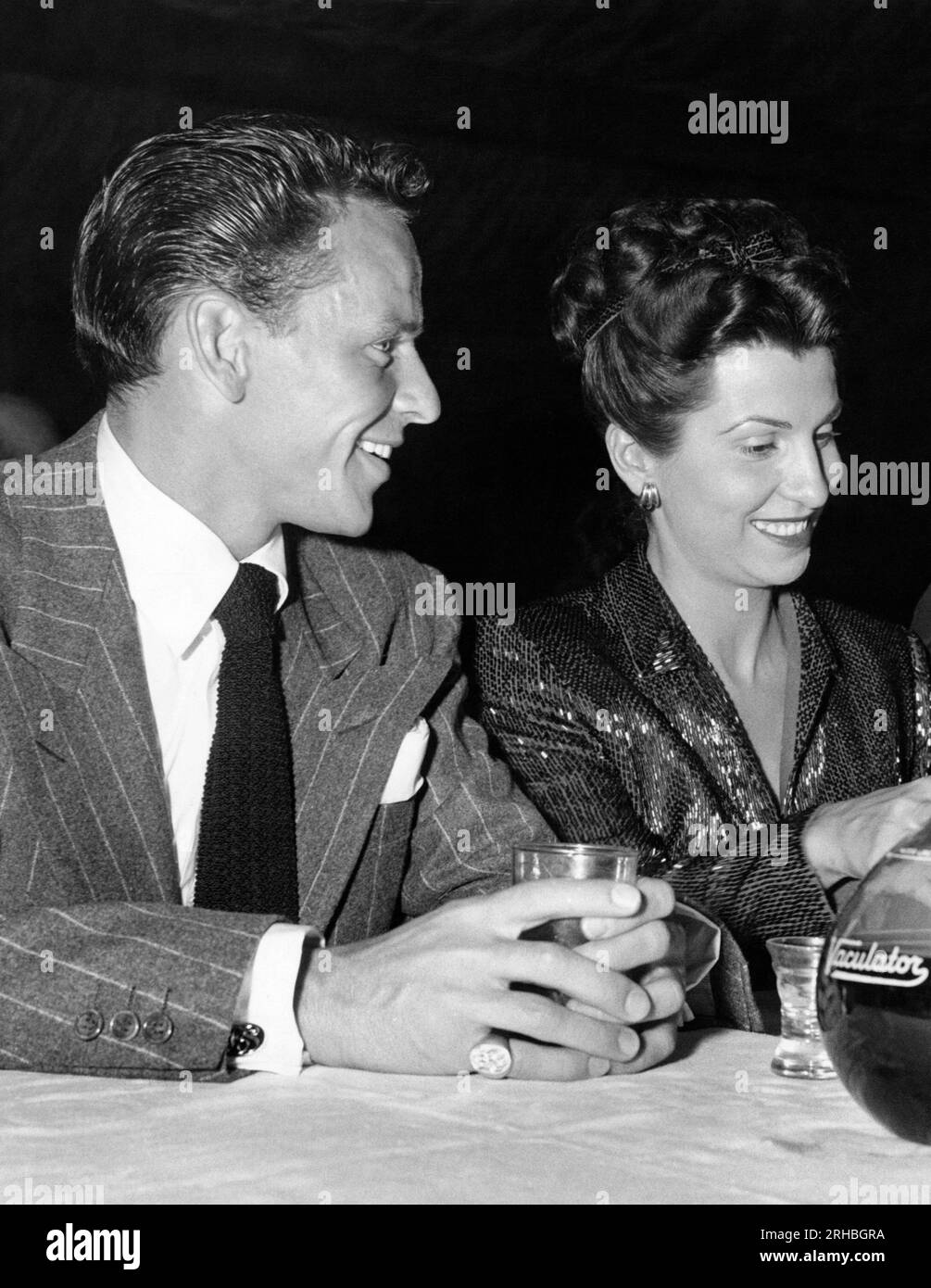 Los Angeles, Californie : c. 1946 Frank Sinatra avec sa femme Nancy au club de nuit de Slapsie Maxie Banque D'Images