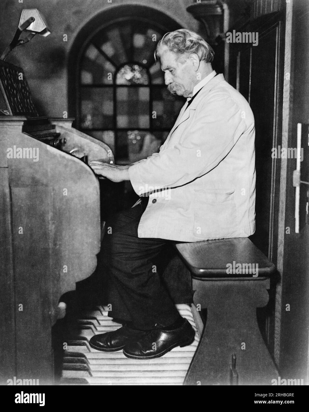 Europe : c. 1950 lauréat du prix Nobel de la paix, musicien, philosophe, médecin et missionnaire Albert Schweitzer joue un récital d'orgue pour recueillir des fonds pour son travail en Afrique. Banque D'Images