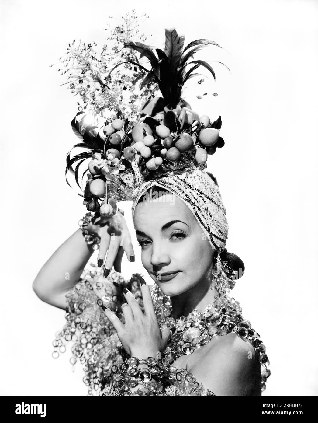 Hollywood, Californie : c. 1944 chanteuse, danseuse, actrice et star de cinéma Carmen Miranda dans l'une de ses célèbres tenues. Banque D'Images