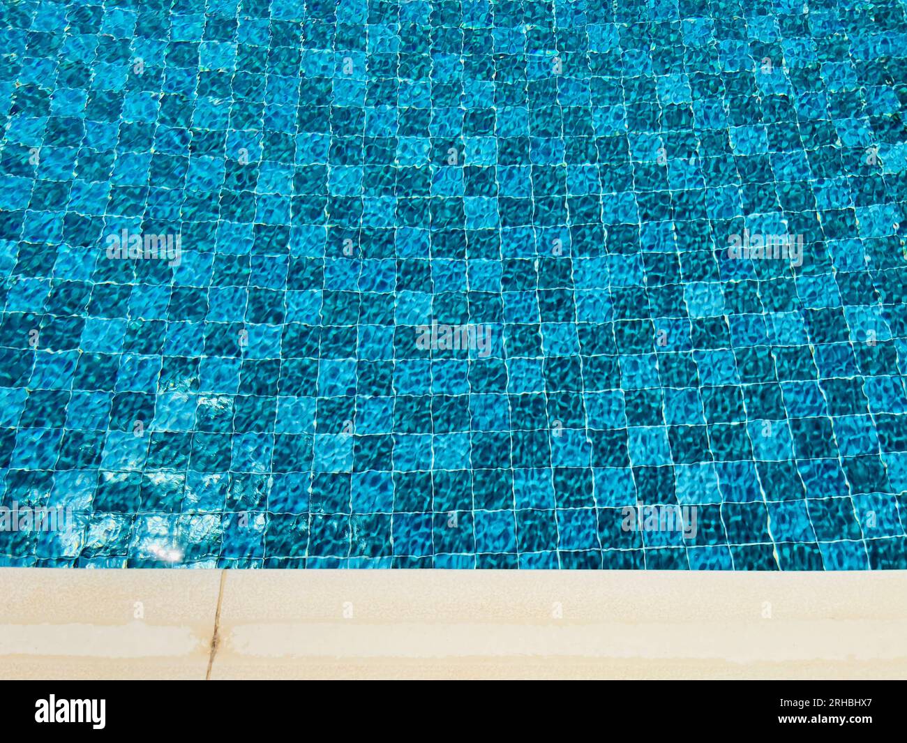 Vue en hauteur sur le bord d'une piscine Banque D'Images