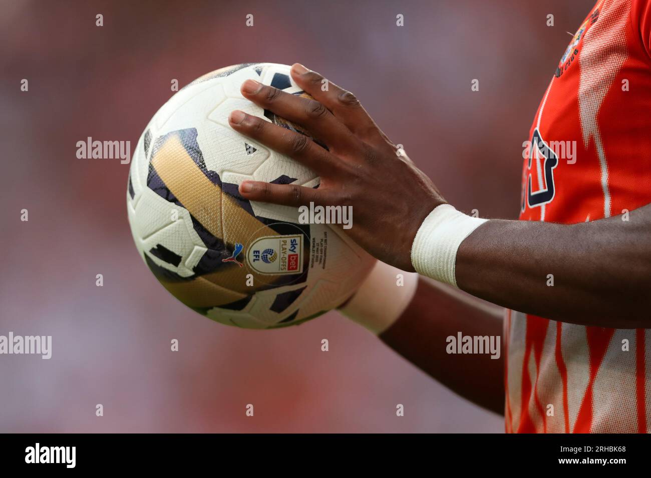 Match officiel ball of the Sky Bet EFL Play-offs, The Puma Obita Golden ball - Coventry City v Luton Town, Sky Bet Championship Play-off final, Wembley Stadium, Londres, Royaume-Uni - 27 mai 2023 usage éditorial uniquement - des restrictions de DataCo s'appliquent Banque D'Images