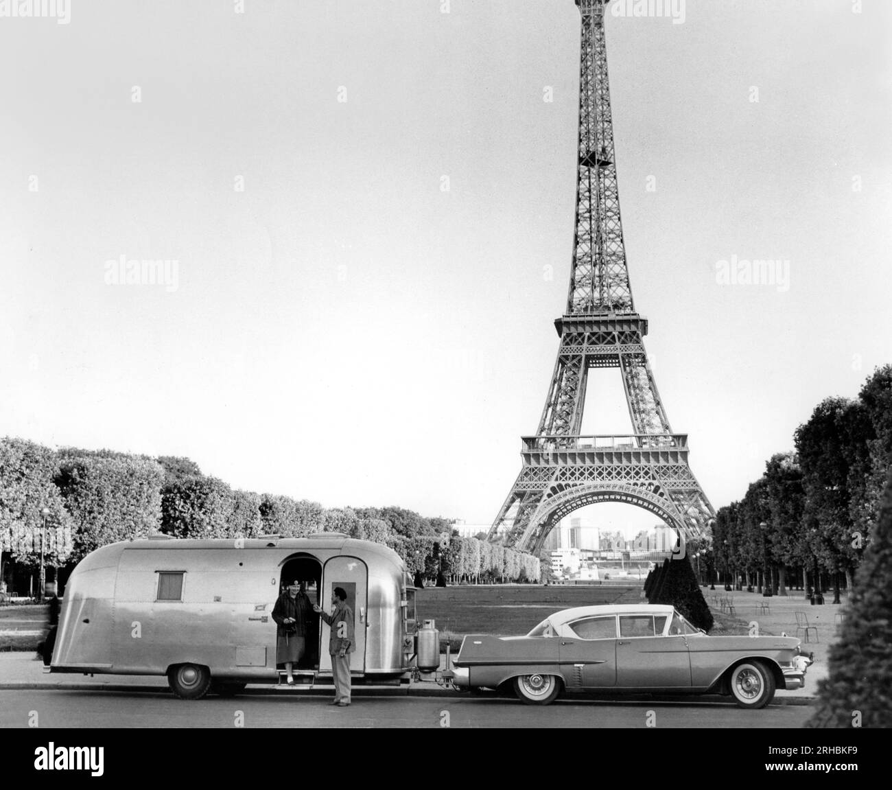 Airstream Trailer garé devant la Tour Eiffel à Paris, France Banque D'Images
