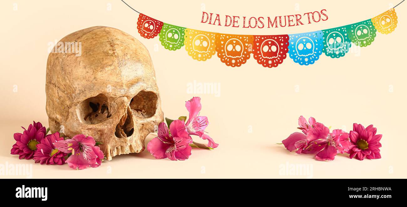 Bannière pour la Journée des morts du Mexique (El Dia de Muertos) avec crâne humain et fleurs Banque D'Images