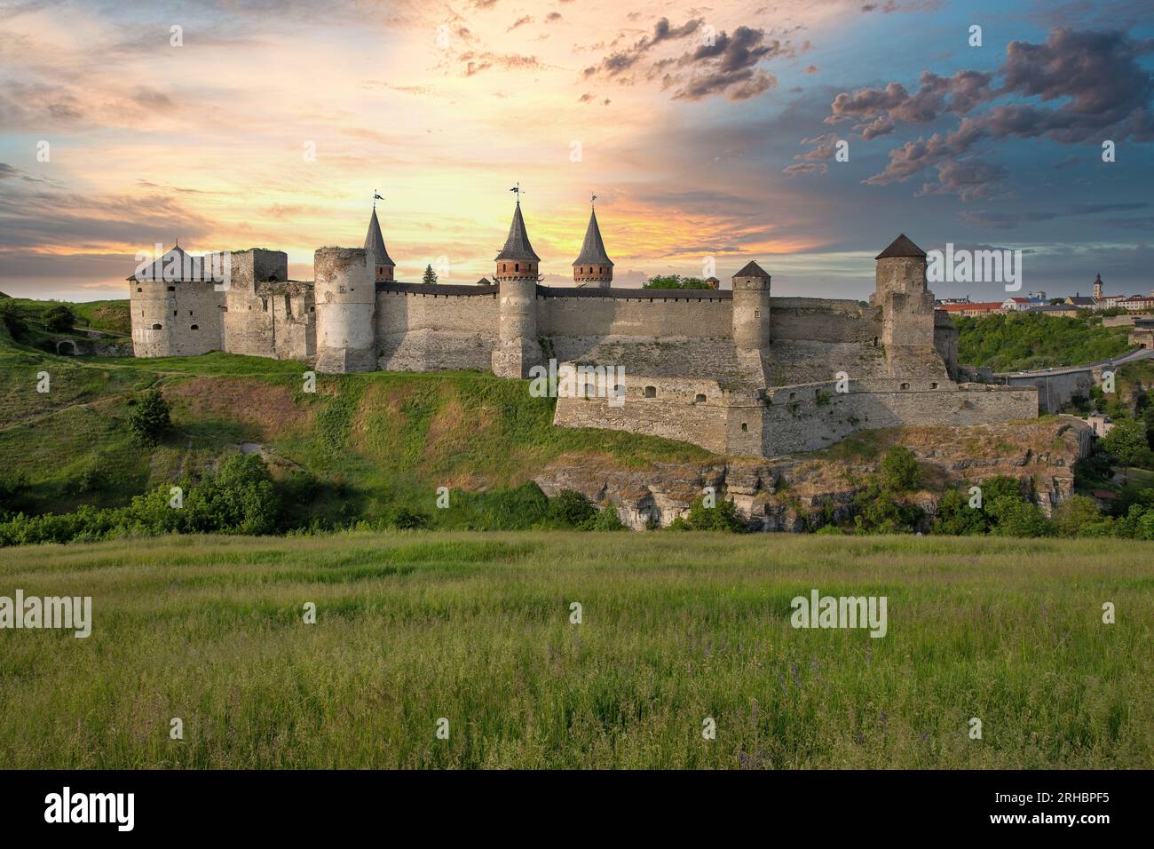 Château avec ciel dramatique dans la partie historique de Kamianets-Podilskyi, Ukraine. C'est un ancien château ruthène-lituanien et un Polis plus tard en trois parties Banque D'Images