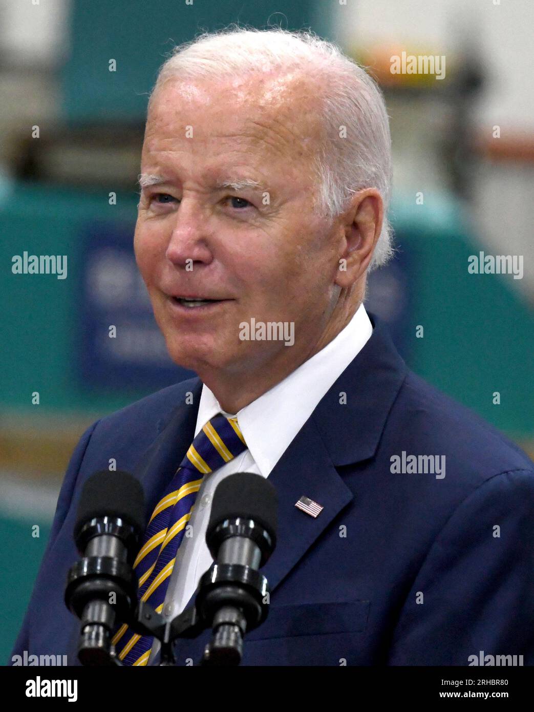 Milwaukee, Wisconsin, États-Unis. 15 août 2023. LE PRÉSIDENT JOE BIDEN prononce une allocution à Ingeteam Inc. À Milwaukee, Wisconsin, le mardi 15 août 2023. Il a pris la parole la veille du premier anniversaire de la Loi sur la réduction de l'inflation. Ingeteam a annoncé des plans pour augmenter la production de chargeurs de véhicules électriques. L'administration Biden a pour objectif de construire un réseau de 500 000 chargeurs de véhicules électriques le long des autoroutes du pays. Selon le bureau de presse de la Maison Blanche, le thème du président était "comment Bidenomics investit en Amérique pour faire croître l'économie du milieu vers le haut et de bas en haut, pas du haut Banque D'Images