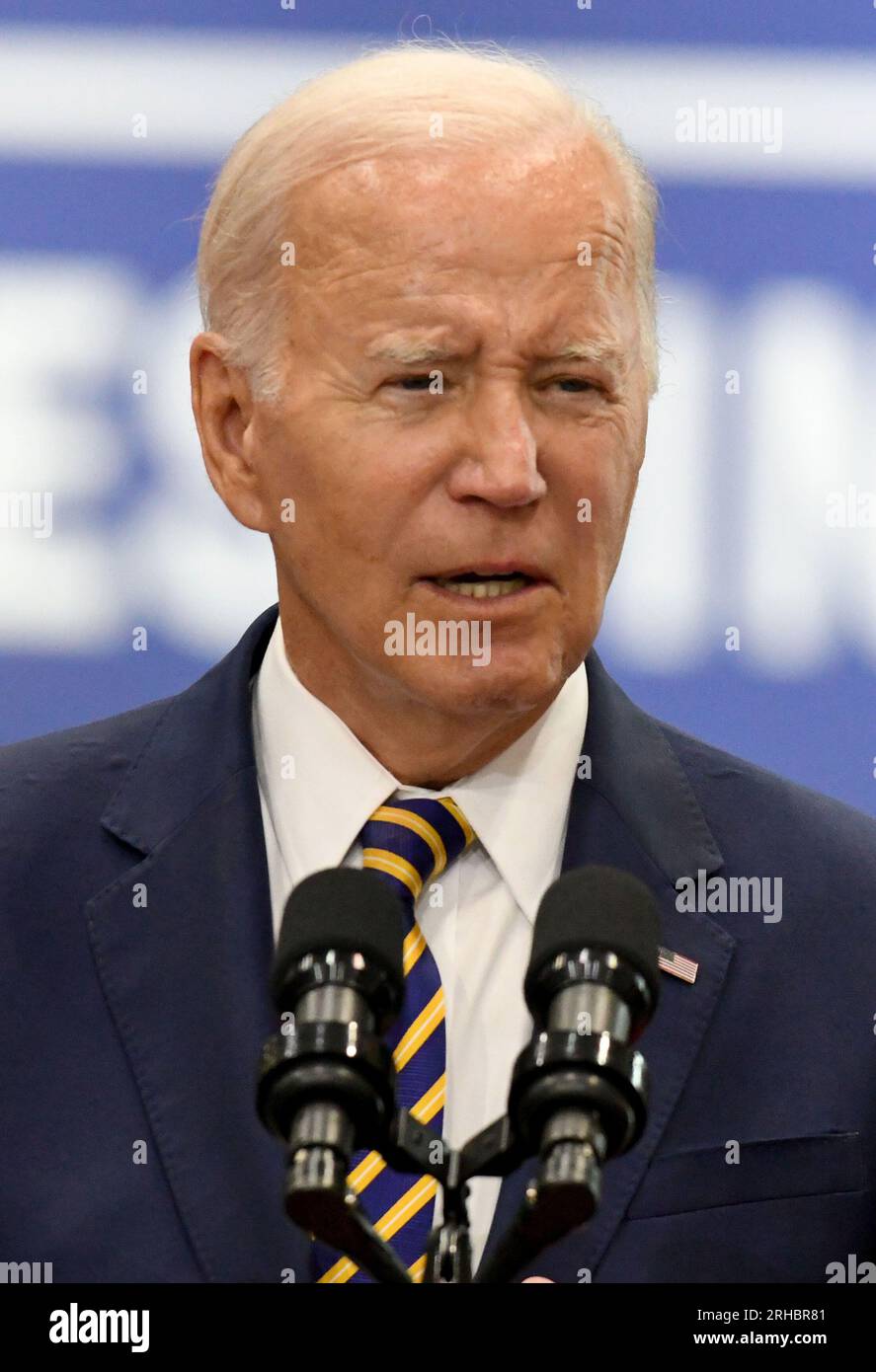 Milwaukee, Wisconsin, États-Unis. 15 août 2023. LE PRÉSIDENT JOE BIDEN prononce une allocution à Ingeteam Inc. À Milwaukee, Wisconsin, le mardi 15 août 2023. Il a pris la parole la veille du premier anniversaire de la Loi sur la réduction de l'inflation. Ingeteam a annoncé des plans pour augmenter la production de chargeurs de véhicules électriques. L'administration Biden a pour objectif de construire un réseau de 500 000 chargeurs de véhicules électriques le long des autoroutes du pays. Selon le bureau de presse de la Maison Blanche, le thème du président était "comment Bidenomics investit en Amérique pour faire croître l'économie du milieu vers le haut et de bas en haut, pas du haut Banque D'Images