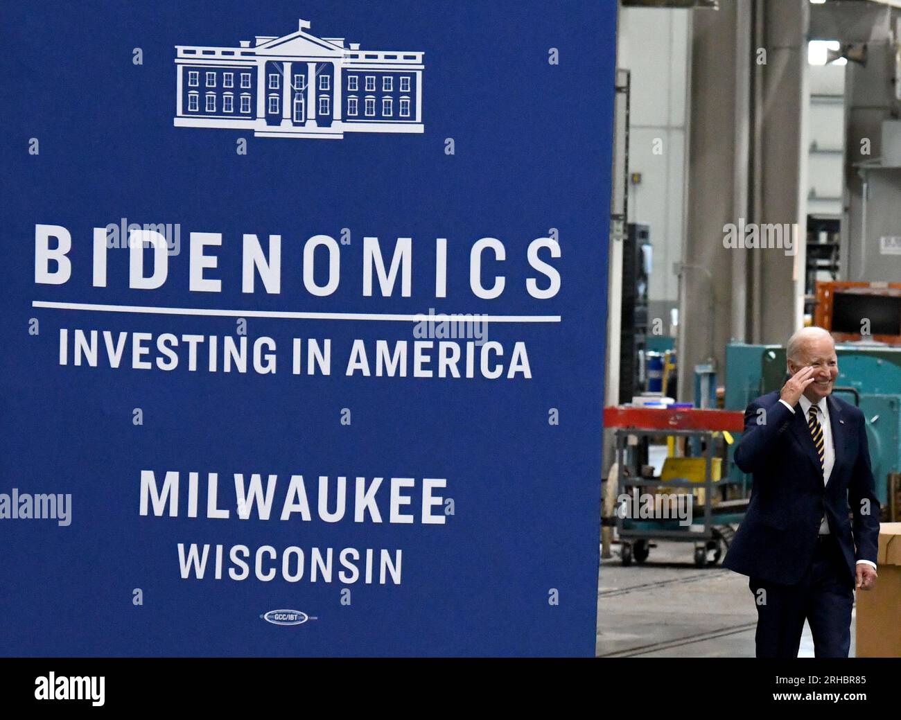 Milwaukee, Wisconsin, États-Unis. 15 août 2023. LE PRÉSIDENT JOE BIDEN prononce une allocution à Ingeteam Inc. À Milwaukee, Wisconsin, le mardi 15 août 2023. Il a pris la parole la veille du premier anniversaire de la Loi sur la réduction de l'inflation. Ingeteam a annoncé des plans pour augmenter la production de chargeurs de véhicules électriques. L'administration Biden a pour objectif de construire un réseau de 500 000 chargeurs de véhicules électriques le long des autoroutes du pays. Selon le bureau de presse de la Maison Blanche, le thème du président était "comment Bidenomics investit en Amérique pour faire croître l'économie du milieu vers le haut et de bas en haut, pas du haut Banque D'Images