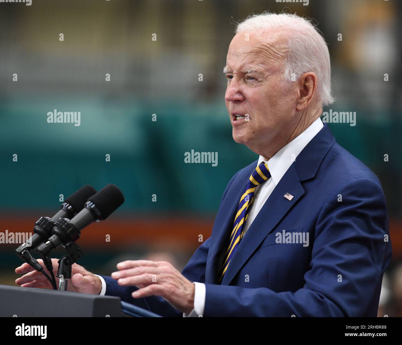 Milwaukee, Wisconsin, États-Unis. 15 août 2023. LE PRÉSIDENT JOE BIDEN prononce une allocution à Ingeteam Inc. À Milwaukee, Wisconsin, le mardi 15 août 2023. Il a pris la parole la veille du premier anniversaire de la Loi sur la réduction de l'inflation. Ingeteam a annoncé des plans pour augmenter la production de chargeurs de véhicules électriques. L'administration Biden a pour objectif de construire un réseau de 500 000 chargeurs de véhicules électriques le long des autoroutes du pays. Selon le bureau de presse de la Maison Blanche, le thème du président était "comment Bidenomics investit en Amérique pour faire croître l'économie du milieu vers le haut et de bas en haut, pas du haut Banque D'Images