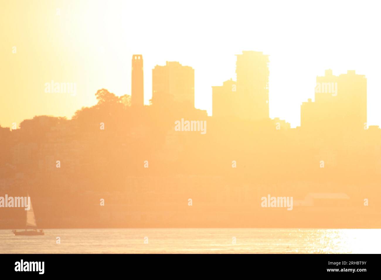 Silhouette de paysage urbain vue de Treasure Island au coucher du soleil, Oakland, San Francisco, Californie, États-Unis Banque D'Images
