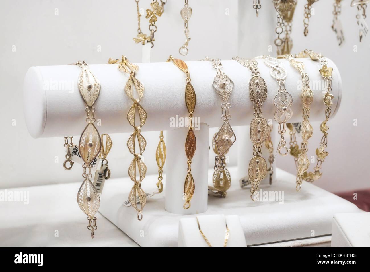 Une collection de bracelets pour femmes en filigrane d'or et d'argent exposée dans un magasin de bijouterie Banque D'Images