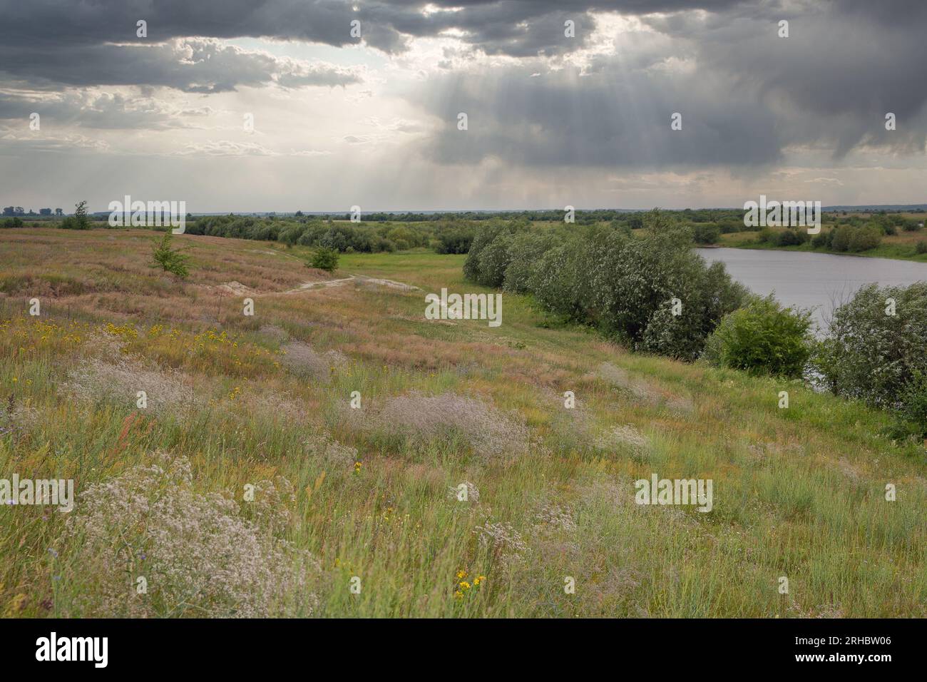 Paysage spectaculaire de ciel pluvieux avec le lac Dragatske près de Sarny, région de Rivne, Ukraine., Ukraine occidentale. Banque D'Images