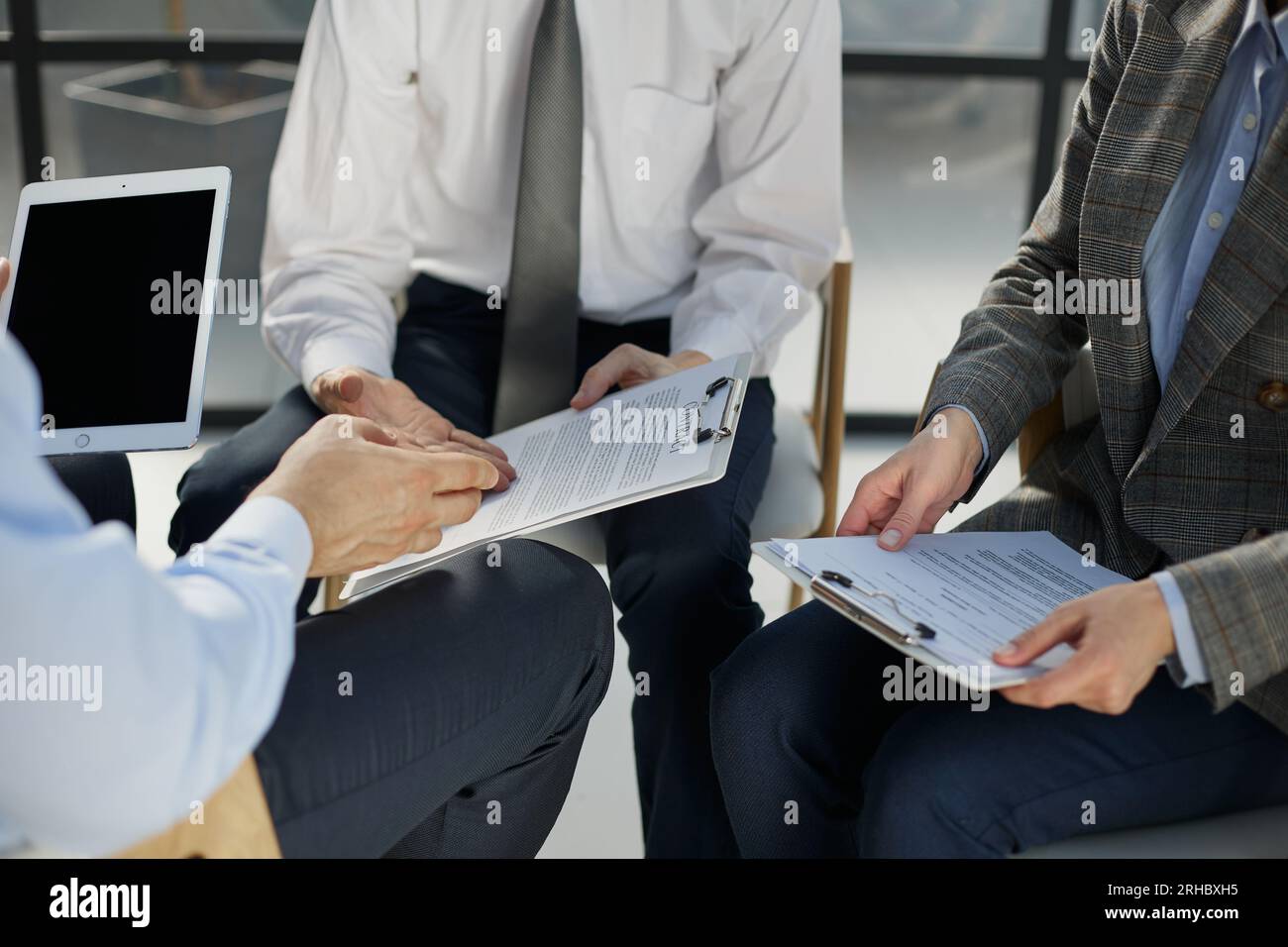 Concept de sécurité zéro confiance personne utilisant un ordinateur et une tablette avec dans le bureau moderne. Banque D'Images