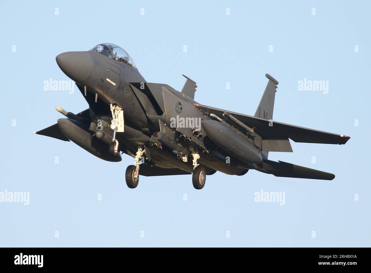 Le F-15E Strike Eagle de l'USAF approche en basse lumière de la RAF Lakenheath. Banque D'Images