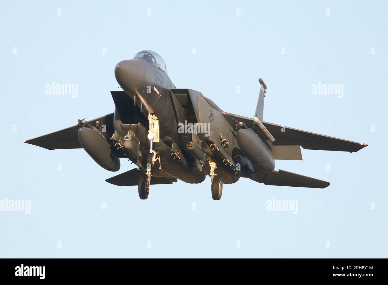 Le F-15E Strike Eagle de l'USAF approche en basse lumière de la RAF Lakenheath. Banque D'Images