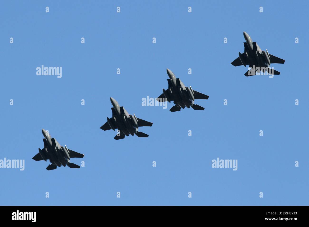 Formation du 48th FW F-15E Strike Eagles au-dessus de leur base d'attache à la RAF Lakenheath. Banque D'Images