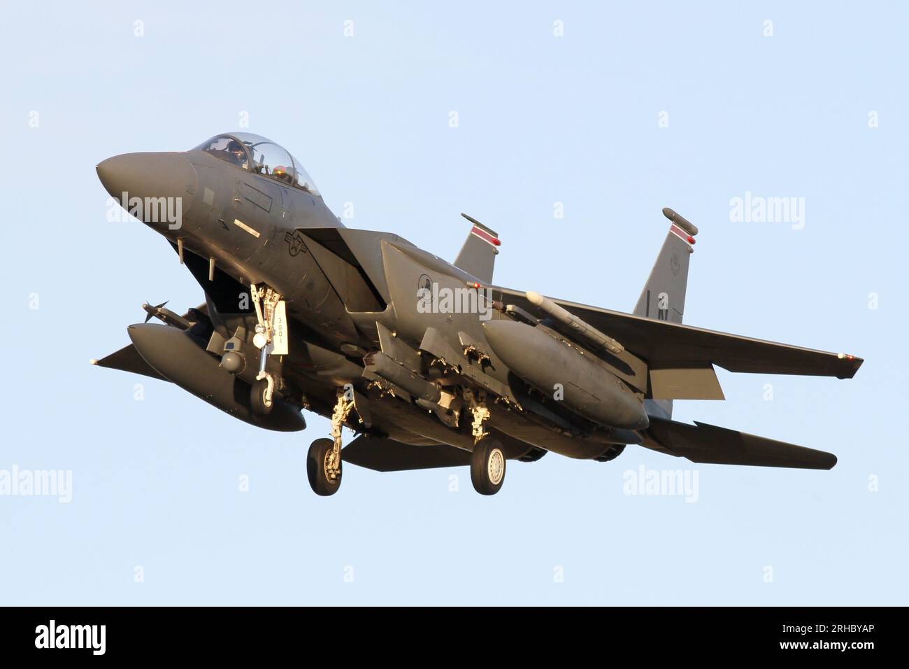 Le F-15E Strike Eagle de l'USAF approche en basse lumière de la RAF Lakenheath. Banque D'Images