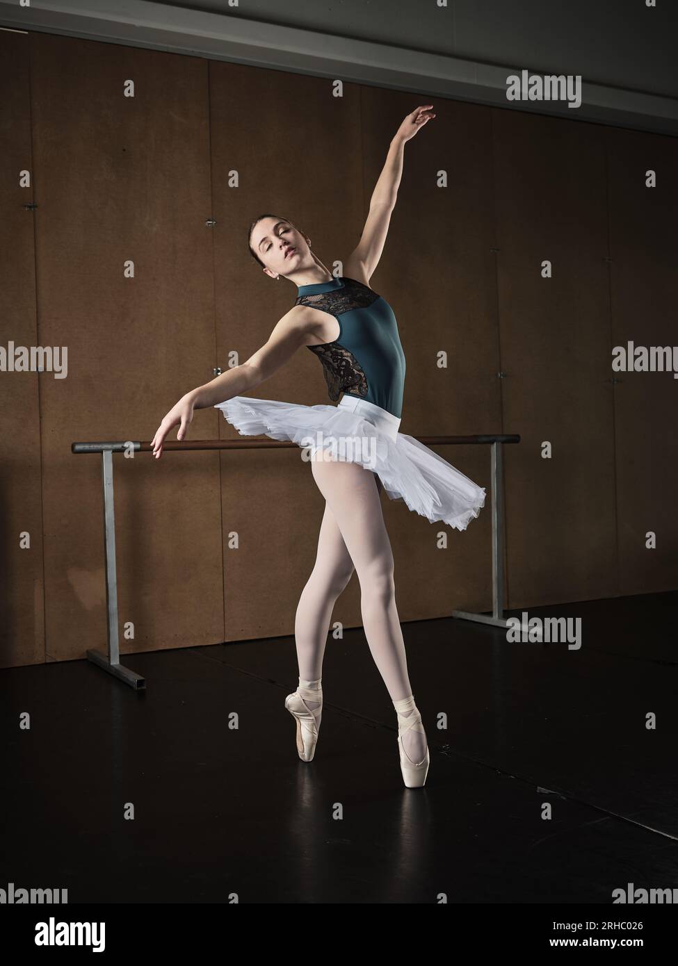 Corps entier de vue latérale gracieuse ballerine en tutu blanc debout avec  les mains levées sur les orteils dans les chaussures de pointe pendant la  répétition en studio Photo Stock - Alamy