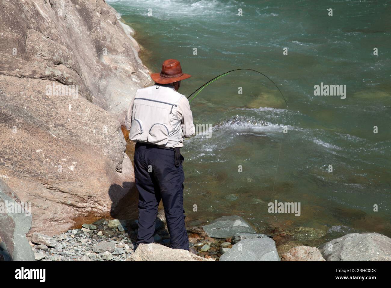 Vue arrière d'un homme debout sur la pêche à la truite de Riverbank, Inde Banque D'Images