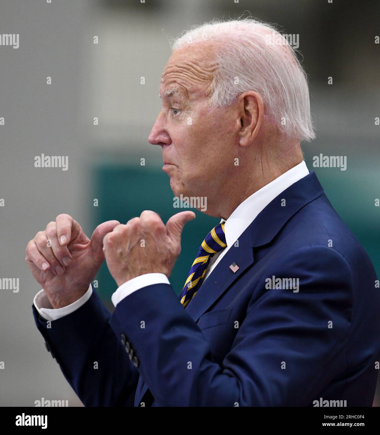 Milwaukee, Wisconsin, États-Unis. 15 août 2023. LE PRÉSIDENT JOE BIDEN prononce une allocution à Ingeteam Inc. À Milwaukee, Wisconsin, le mardi 15 août 2023. Il a pris la parole la veille du premier anniversaire de la Loi sur la réduction de l'inflation. Ingeteam a annoncé des plans pour augmenter la production de chargeurs de véhicules électriques. L'administration Biden a pour objectif de construire un réseau de 500 000 chargeurs de véhicules électriques le long des autoroutes du pays. Selon le bureau de presse de la Maison Blanche, le thème du président était "comment Bidenomics investit en Amérique pour faire croître l'économie du milieu vers le haut et de bas en haut, pas du haut Banque D'Images