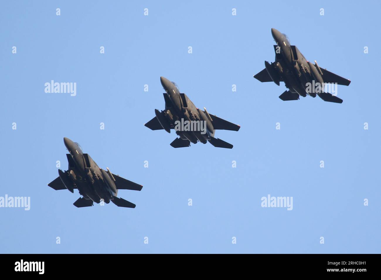 Formation du 48th FW F-15E Strike Eagles au-dessus de leur base d'attache à la RAF Lakenheath. Banque D'Images