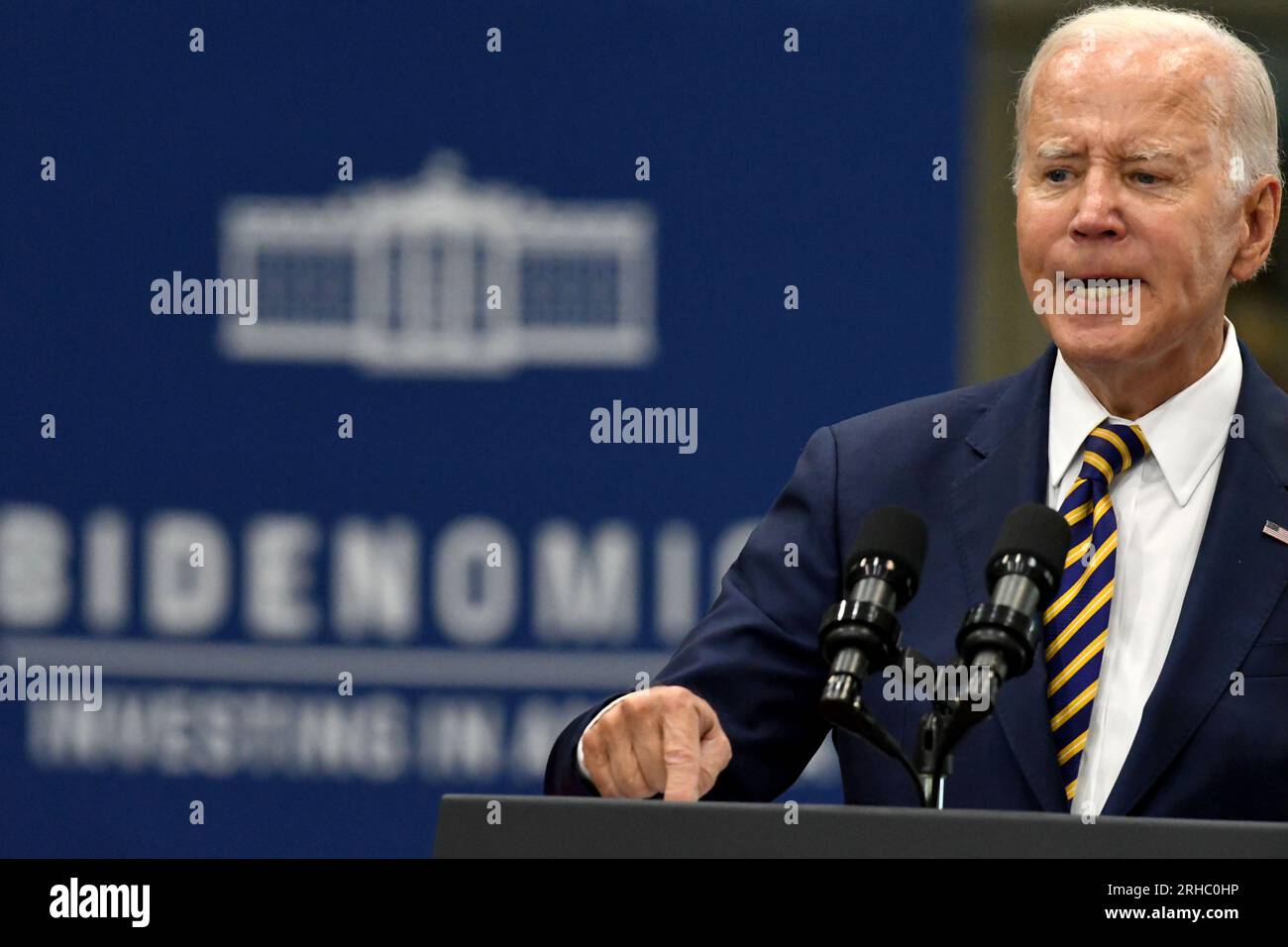 Milwaukee, Wisconsin, États-Unis. 15 août 2023. LE PRÉSIDENT JOE BIDEN prononce une allocution à Ingeteam Inc. À Milwaukee, Wisconsin, le mardi 15 août 2023. Il a pris la parole la veille du premier anniversaire de la Loi sur la réduction de l'inflation. Ingeteam a annoncé des plans pour augmenter la production de chargeurs de véhicules électriques. L'administration Biden a pour objectif de construire un réseau de 500 000 chargeurs de véhicules électriques le long des autoroutes du pays. Selon le bureau de presse de la Maison Blanche, le thème du président était "comment Bidenomics investit en Amérique pour faire croître l'économie du milieu vers le haut et de bas en haut, pas du haut Banque D'Images