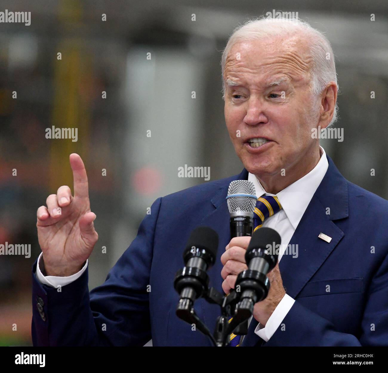 Milwaukee, Wisconsin, États-Unis. 15 août 2023. LE PRÉSIDENT JOE BIDEN prononce une allocution à Ingeteam Inc. À Milwaukee, Wisconsin, le mardi 15 août 2023. Il a pris la parole la veille du premier anniversaire de la Loi sur la réduction de l'inflation. Ingeteam a annoncé des plans pour augmenter la production de chargeurs de véhicules électriques. L'administration Biden a pour objectif de construire un réseau de 500 000 chargeurs de véhicules électriques le long des autoroutes du pays. Selon le bureau de presse de la Maison Blanche, le thème du président était "comment Bidenomics investit en Amérique pour faire croître l'économie du milieu vers le haut et de bas en haut, pas du haut Banque D'Images