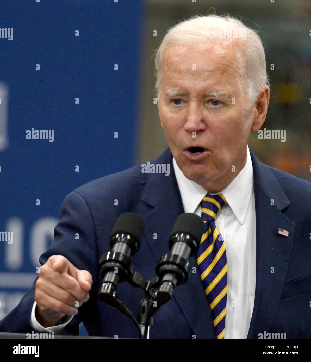 Milwaukee, Wisconsin, États-Unis. 15 août 2023. LE PRÉSIDENT JOE BIDEN prononce une allocution à Ingeteam Inc. À Milwaukee, Wisconsin, le mardi 15 août 2023. Il a pris la parole la veille du premier anniversaire de la Loi sur la réduction de l'inflation. Ingeteam a annoncé des plans pour augmenter la production de chargeurs de véhicules électriques. L'administration Biden a pour objectif de construire un réseau de 500 000 chargeurs de véhicules électriques le long des autoroutes du pays. Selon le bureau de presse de la Maison Blanche, le thème du président était "comment Bidenomics investit en Amérique pour faire croître l'économie du milieu vers le haut et de bas en haut, pas du haut Banque D'Images