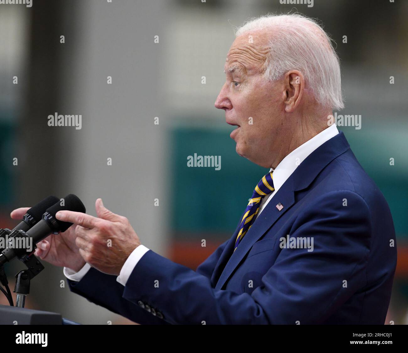Milwaukee, Wisconsin, États-Unis. 15 août 2023. LE PRÉSIDENT JOE BIDEN prononce une allocution à Ingeteam Inc. À Milwaukee, Wisconsin, le mardi 15 août 2023. Il a pris la parole la veille du premier anniversaire de la Loi sur la réduction de l'inflation. Ingeteam a annoncé des plans pour augmenter la production de chargeurs de véhicules électriques. L'administration Biden a pour objectif de construire un réseau de 500 000 chargeurs de véhicules électriques le long des autoroutes du pays. Selon le bureau de presse de la Maison Blanche, le thème du président était "comment Bidenomics investit en Amérique pour faire croître l'économie du milieu vers le haut et de bas en haut, pas du haut Banque D'Images