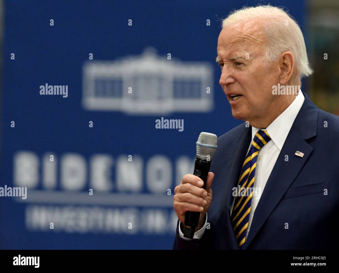 Milwaukee, Wisconsin, États-Unis. 15 août 2023. LE PRÉSIDENT JOE BIDEN prononce une allocution à Ingeteam Inc. À Milwaukee, Wisconsin, le mardi 15 août 2023. Il a pris la parole la veille du premier anniversaire de la Loi sur la réduction de l'inflation. Ingeteam a annoncé des plans pour augmenter la production de chargeurs de véhicules électriques. L'administration Biden a pour objectif de construire un réseau de 500 000 chargeurs de véhicules électriques le long des autoroutes du pays. Selon le bureau de presse de la Maison Blanche, le thème du président était "comment Bidenomics investit en Amérique pour faire croître l'économie du milieu vers le haut et de bas en haut, pas du haut Banque D'Images