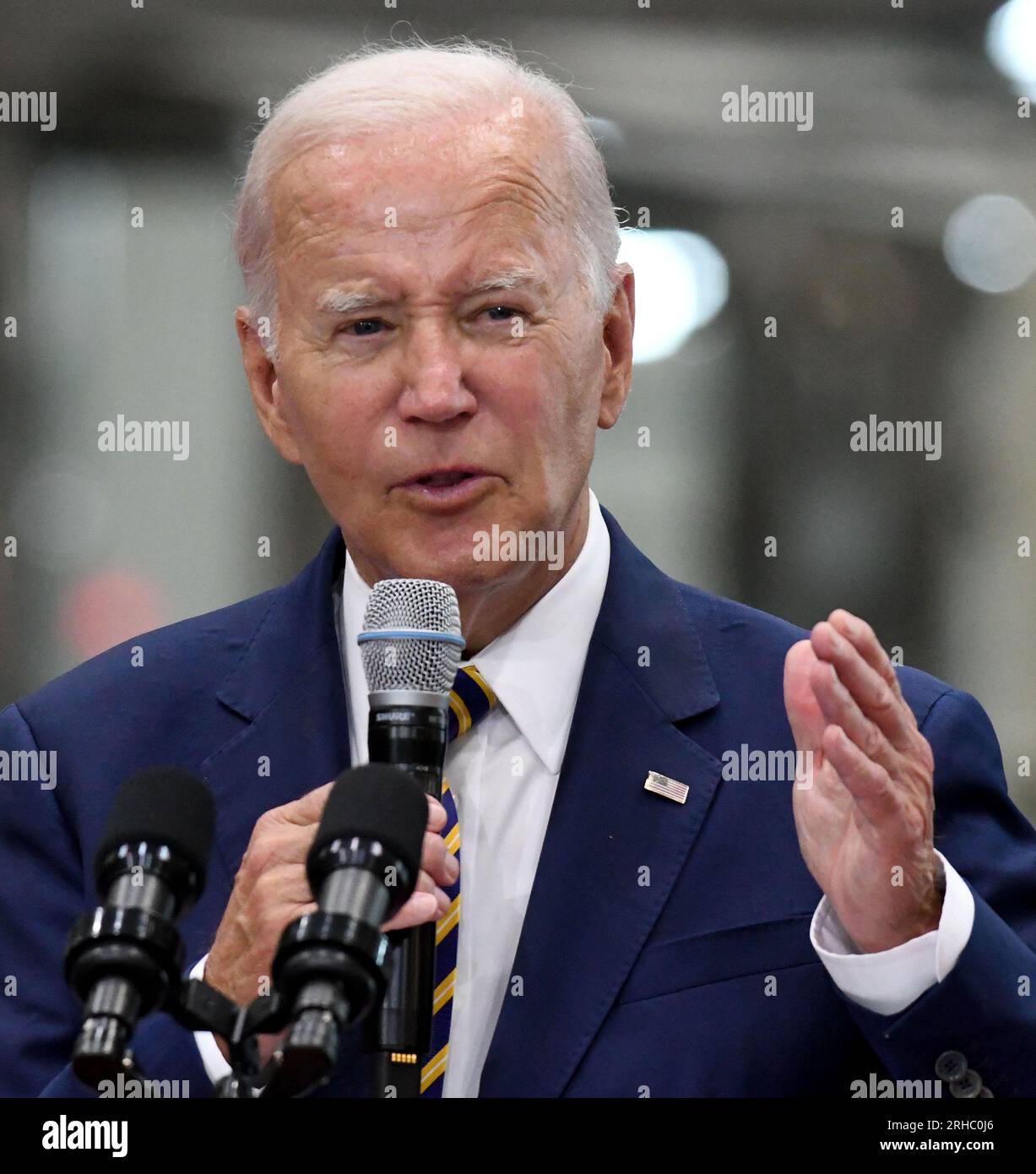 Milwaukee, Wisconsin, États-Unis. 15 août 2023. LE PRÉSIDENT JOE BIDEN prononce une allocution à Ingeteam Inc. À Milwaukee, Wisconsin, le mardi 15 août 2023. Il a pris la parole la veille du premier anniversaire de la Loi sur la réduction de l'inflation. Ingeteam a annoncé des plans pour augmenter la production de chargeurs de véhicules électriques. L'administration Biden a pour objectif de construire un réseau de 500 000 chargeurs de véhicules électriques le long des autoroutes du pays. Selon le bureau de presse de la Maison Blanche, le thème du président était "comment Bidenomics investit en Amérique pour faire croître l'économie du milieu vers le haut et de bas en haut, pas du haut Banque D'Images