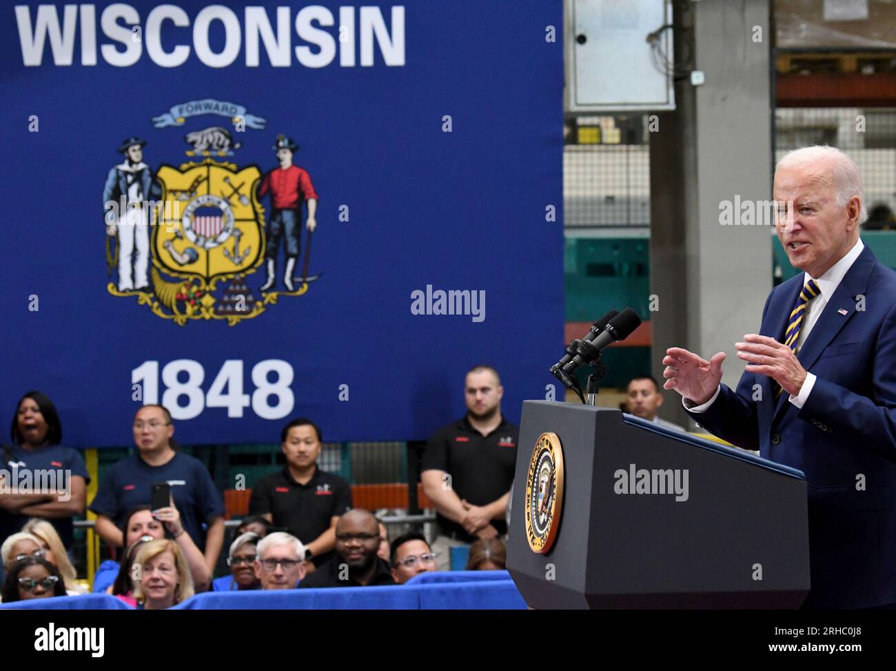 Milwaukee, Wisconsin, États-Unis. 15 août 2023. LE PRÉSIDENT JOE BIDEN prononce une allocution à Ingeteam Inc. À Milwaukee, Wisconsin, le mardi 15 août 2023. Il a pris la parole la veille du premier anniversaire de la Loi sur la réduction de l'inflation. Ingeteam a annoncé des plans pour augmenter la production de chargeurs de véhicules électriques. L'administration Biden a pour objectif de construire un réseau de 500 000 chargeurs de véhicules électriques le long des autoroutes du pays. Selon le bureau de presse de la Maison Blanche, le thème du président était "comment Bidenomics investit en Amérique pour faire croître l'économie du milieu vers le haut et de bas en haut, pas du haut Banque D'Images