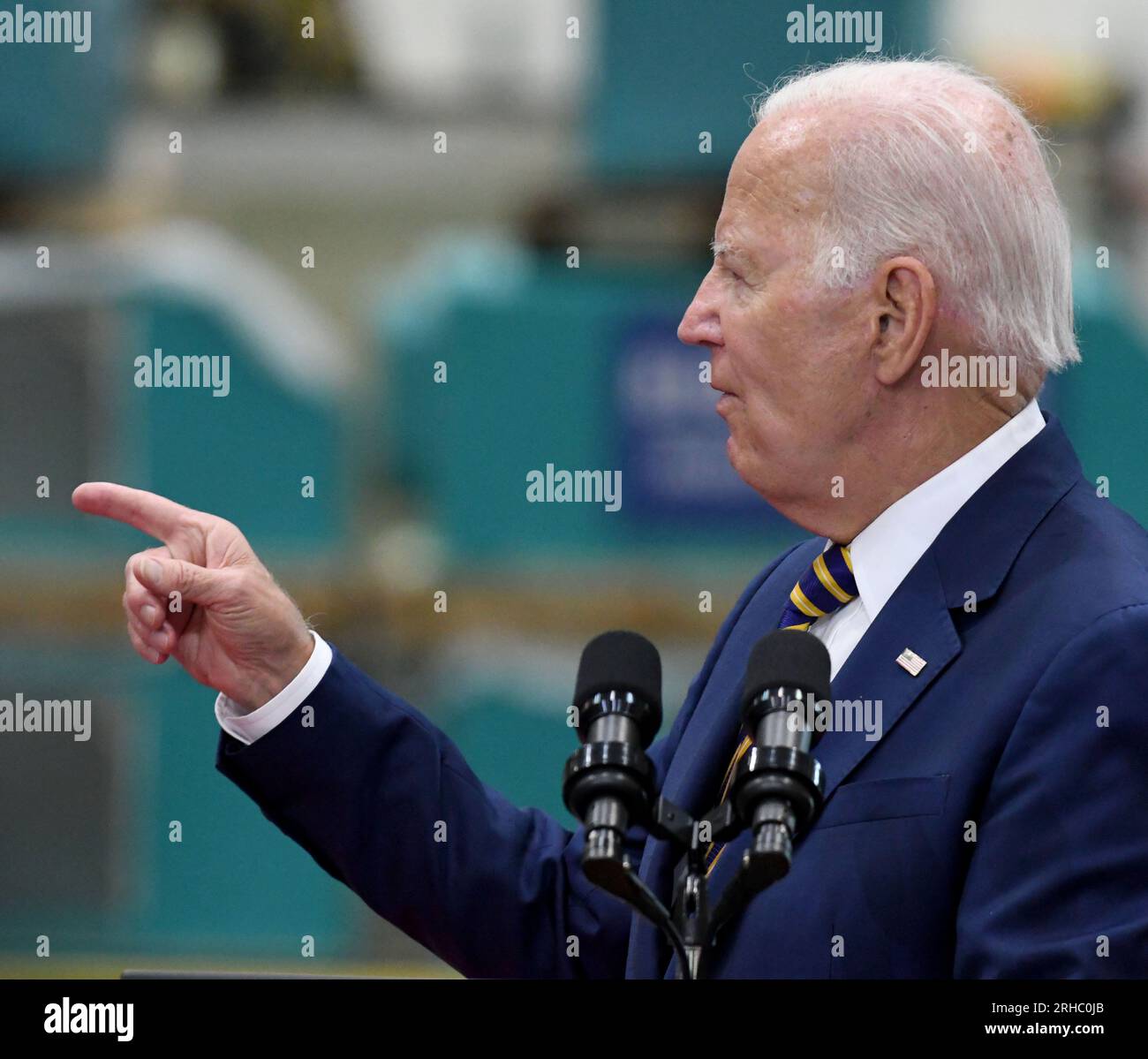 Milwaukee, Wisconsin, États-Unis. 15 août 2023. LE PRÉSIDENT JOE BIDEN prononce une allocution à Ingeteam Inc. À Milwaukee, Wisconsin, le mardi 15 août 2023. Il a pris la parole la veille du premier anniversaire de la Loi sur la réduction de l'inflation. Ingeteam a annoncé des plans pour augmenter la production de chargeurs de véhicules électriques. L'administration Biden a pour objectif de construire un réseau de 500 000 chargeurs de véhicules électriques le long des autoroutes du pays. Selon le bureau de presse de la Maison Blanche, le thème du président était "comment Bidenomics investit en Amérique pour faire croître l'économie du milieu vers le haut et de bas en haut, pas du haut Banque D'Images