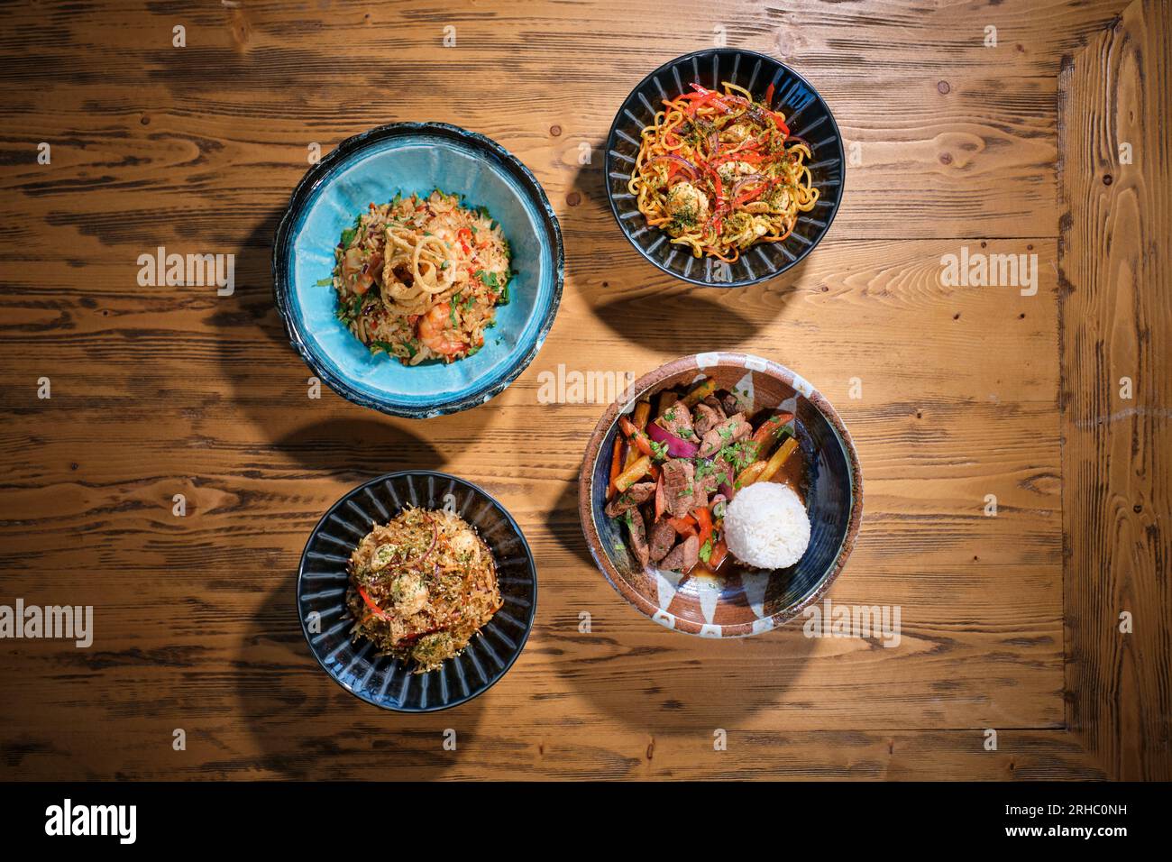 Vue de dessus des bols de différents plats de riz frit épicé avec des légumes faire sauter le bœuf avec des carottes bouillies riz cuit et pâtes spaghetti avec de la viande Banque D'Images
