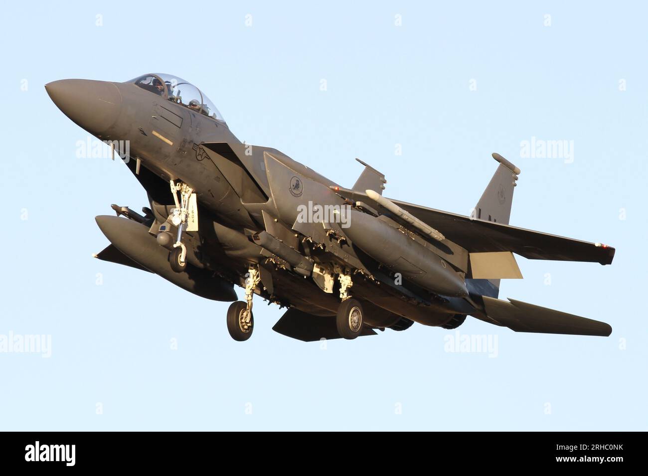 Le F-15E Strike Eagle de l'USAF approche en basse lumière de la RAF Lakenheath. Banque D'Images