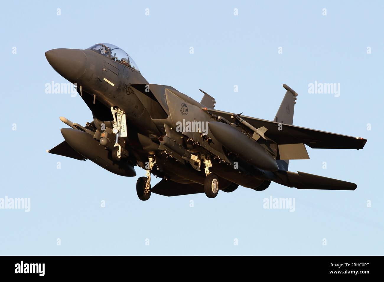 Le F-15E Strike Eagle de l'USAF approche en basse lumière de la RAF Lakenheath. Banque D'Images