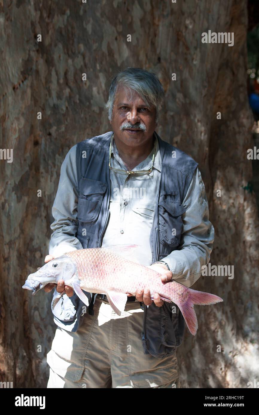 Portrait d'un fier pêcheur tenant une prise de poisson, Inde Banque D'Images