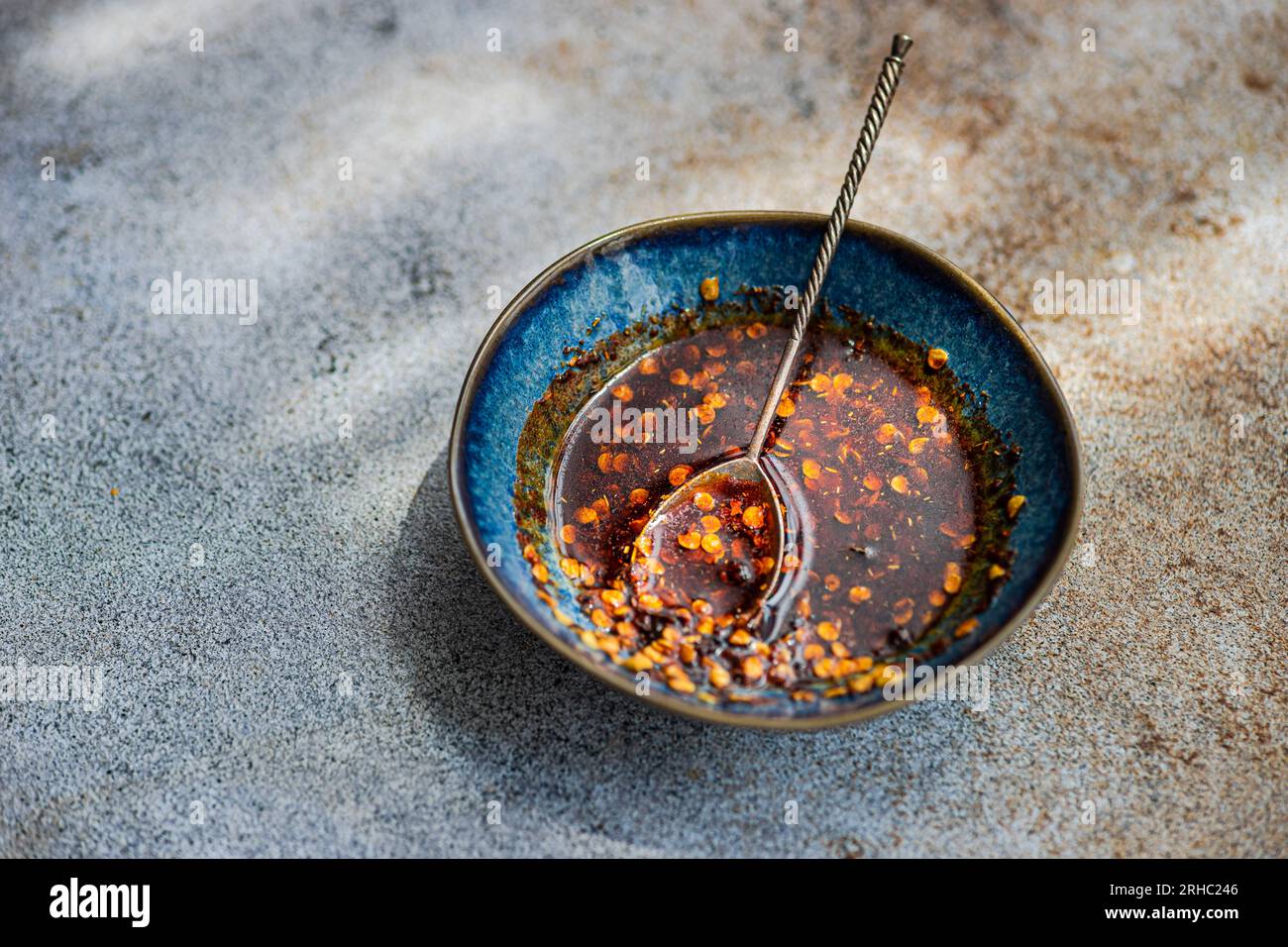 Bol avec de l'huile de piment rouge Banque D'Images