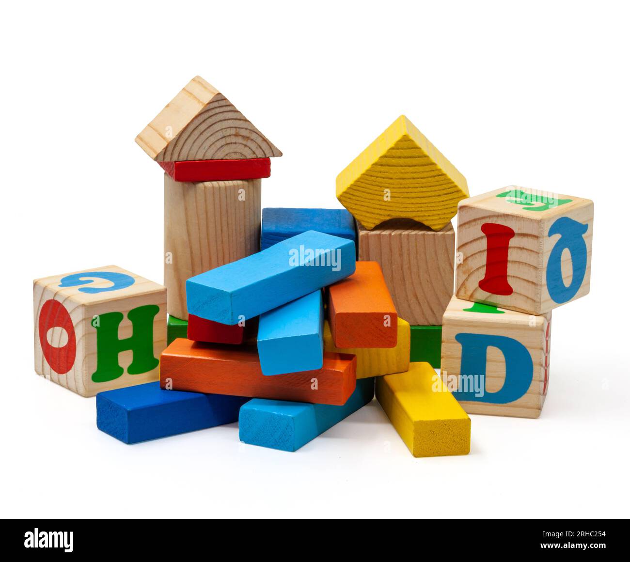 Une montagne de barres et de cubes colorés en bois. Jouets bleus, jaunes et rouges pour les jeux de construction pour enfants. Isolé. Photo en haute qualité Banque D'Images