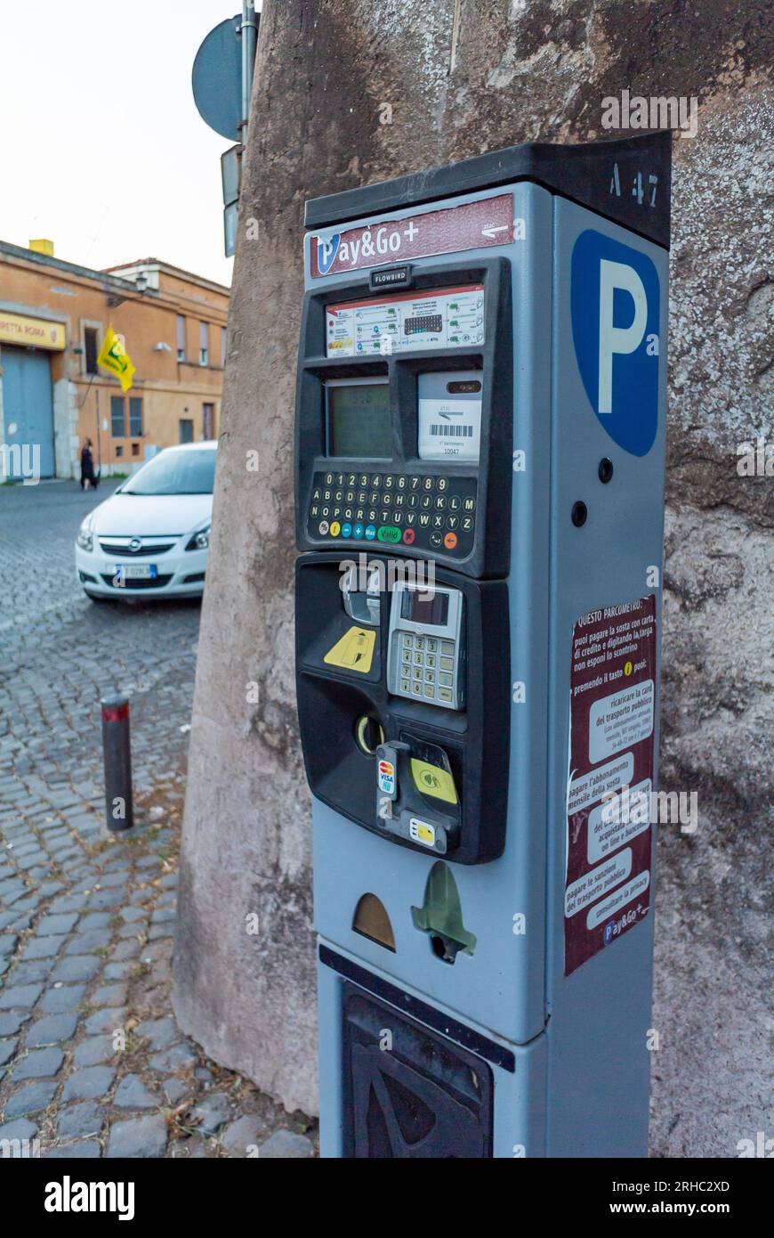 Rome, Latium, Italie, compteur de parking dans la rue de Rome. Banque D'Images