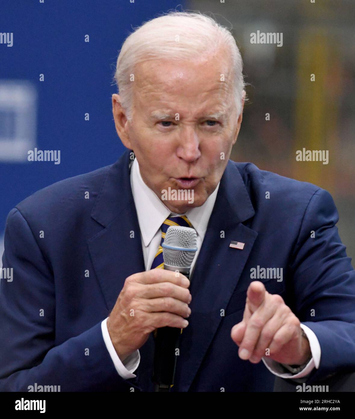 Milwaukee, Wisconsin, États-Unis. 15 août 2023. LE PRÉSIDENT JOE BIDEN prononce une allocution à Ingeteam Inc. À Milwaukee, Wisconsin, le mardi 15 août 2023. Il a pris la parole la veille du premier anniversaire de la Loi sur la réduction de l'inflation. Ingeteam a annoncé des plans pour augmenter la production de chargeurs de véhicules électriques. L'administration Biden a pour objectif de construire un réseau de 500 000 chargeurs de véhicules électriques le long des autoroutes du pays. Selon le bureau de presse de la Maison Blanche, le thème du président était "comment Bidenomics investit en Amérique pour faire croître l'économie du milieu vers le haut et de bas en haut, pas du haut Banque D'Images