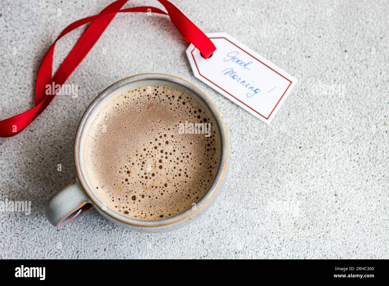 Vue aérienne d'une tasse de café laiteux ou de chocolat chaud avec une étiquette Good Morning Banque D'Images
