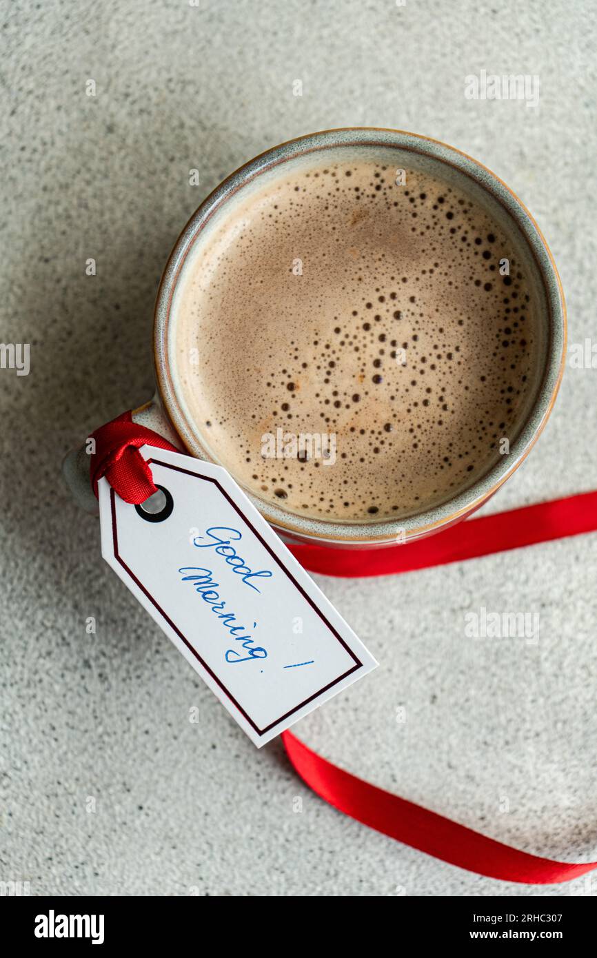 Vue aérienne d'une tasse de café laiteux ou de chocolat chaud avec une étiquette Good Morning Banque D'Images